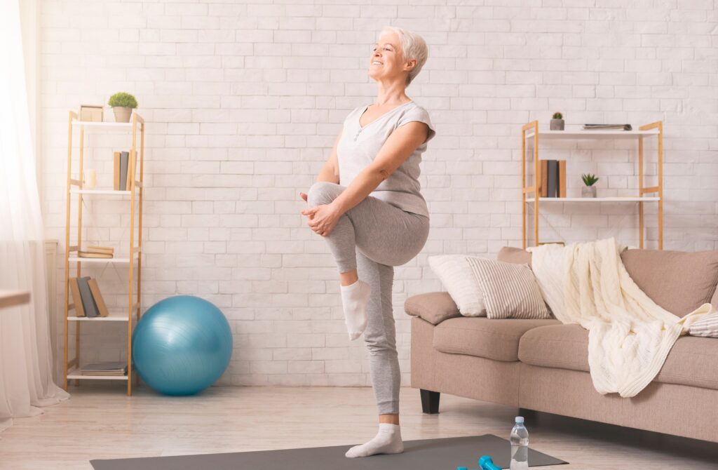 Senior faisant du fitness, programmes et conseils