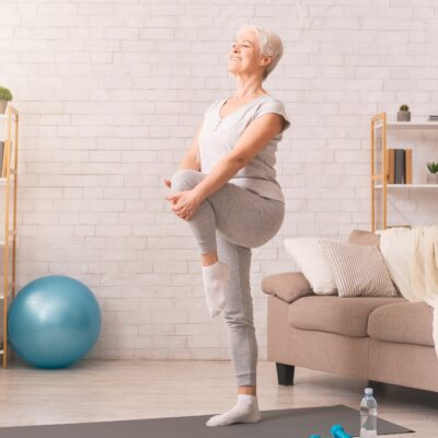 Senior faisant du fitness, programmes et conseils