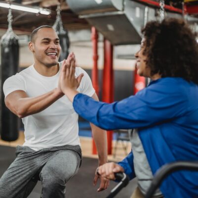 Coach sportif fournissant un régime nutritionnel personnalisé