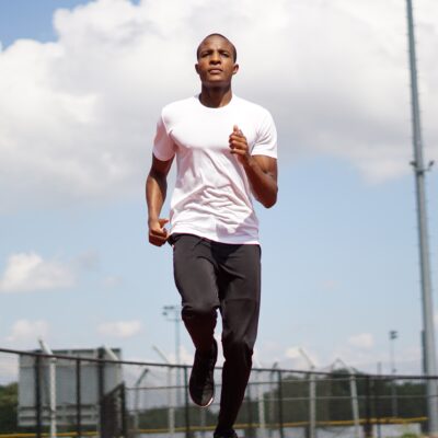 Vêtements de sport et équipements tendances 2023